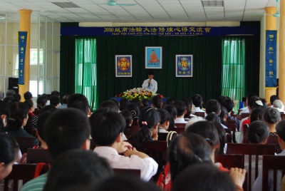 Một đệ tử đang phát biểu bài chia sẻ của mình