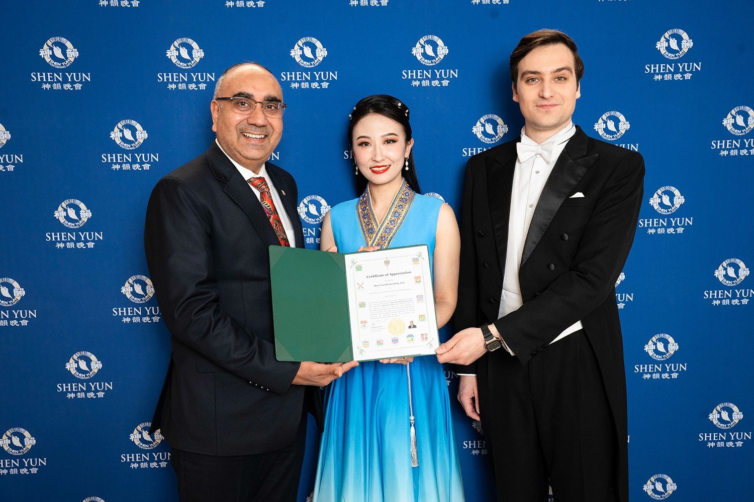 Nghị sĩ Quốc hội Canada Amarjeet Gill (trái)