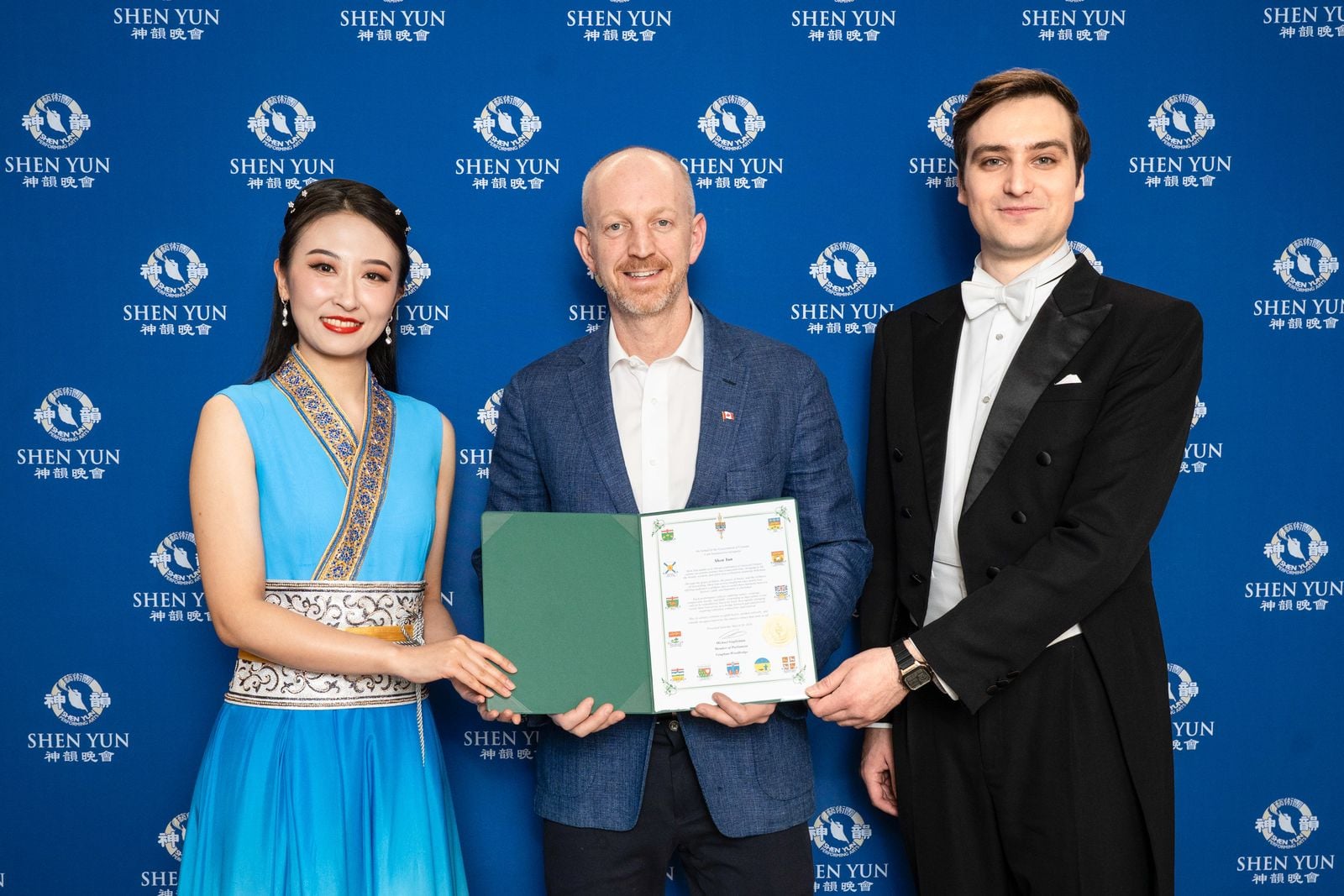 Nghị sĩ Quốc hội Canada Michael Guglielmin (giữa)