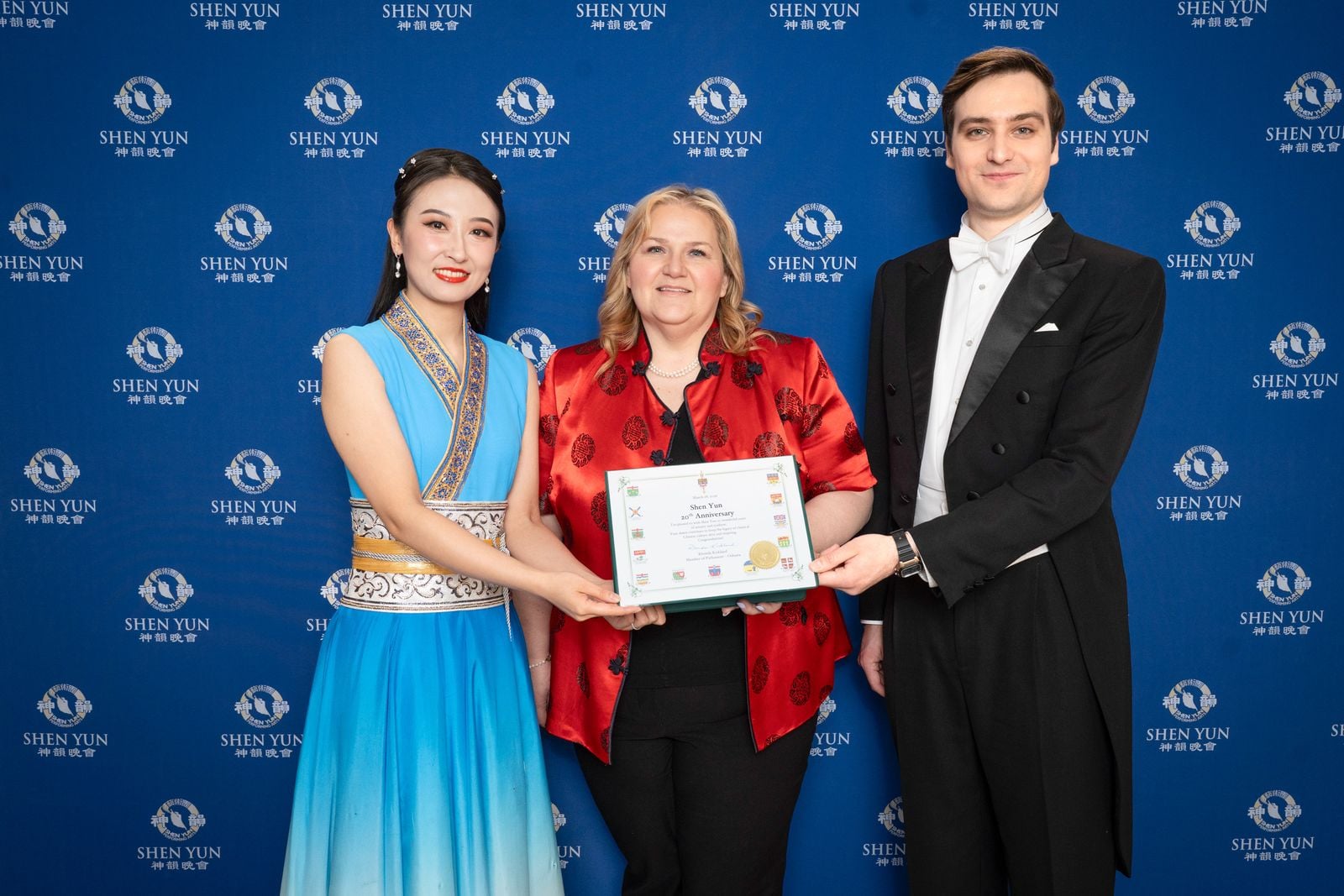 Nghị sĩ Quốc hội Canada Rhonda Kirkland (giữa)