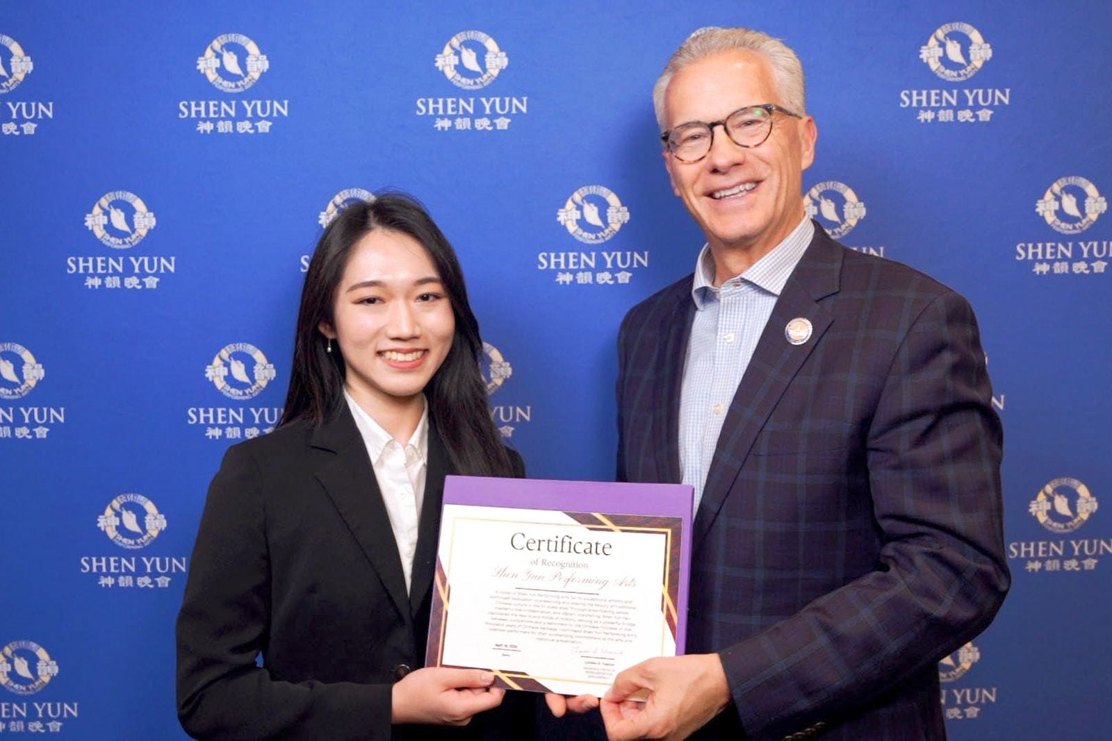 Chiều ngày 18/04/2026, Dân biểu Khu tuyển cử 34 bang Delaware, ông Lyndon D. Yearick (phải) đã xem buổi biểu diễn của Đoàn Nghệ thuật Biểu diễn Shen Yun Bắc Mỹ tại Nhà hát Miller ở Philadelphia và trao tặng bằng khen cho đoàn.