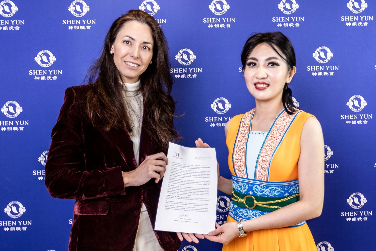 Tối ngày 29/03/2026, bà Virginia Martínez García (trái), Nghị sĩ Nghị hội Khu vực Murcia, Tây Ban Nha, đã xem biểu diễn nghệ thuật Shen Yun tại Hội trường Víctor Villegas (Auditorio Víctor Villegas) và trao chứng thư khen ngợi.