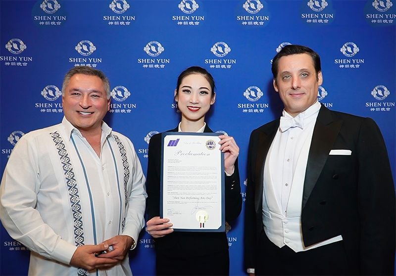 Tối ngày 21/02/2026, ông Javier Villalobos (trái), Thị trưởng McAllen, Texas, đã trao bằng khen cho Đoàn Nghệ thuật Biểu diễn Shen Yun và tuyên bố ngày 21/02 là “Ngày Đoàn Nghệ thuật Biểu diễn Shen Yun”.