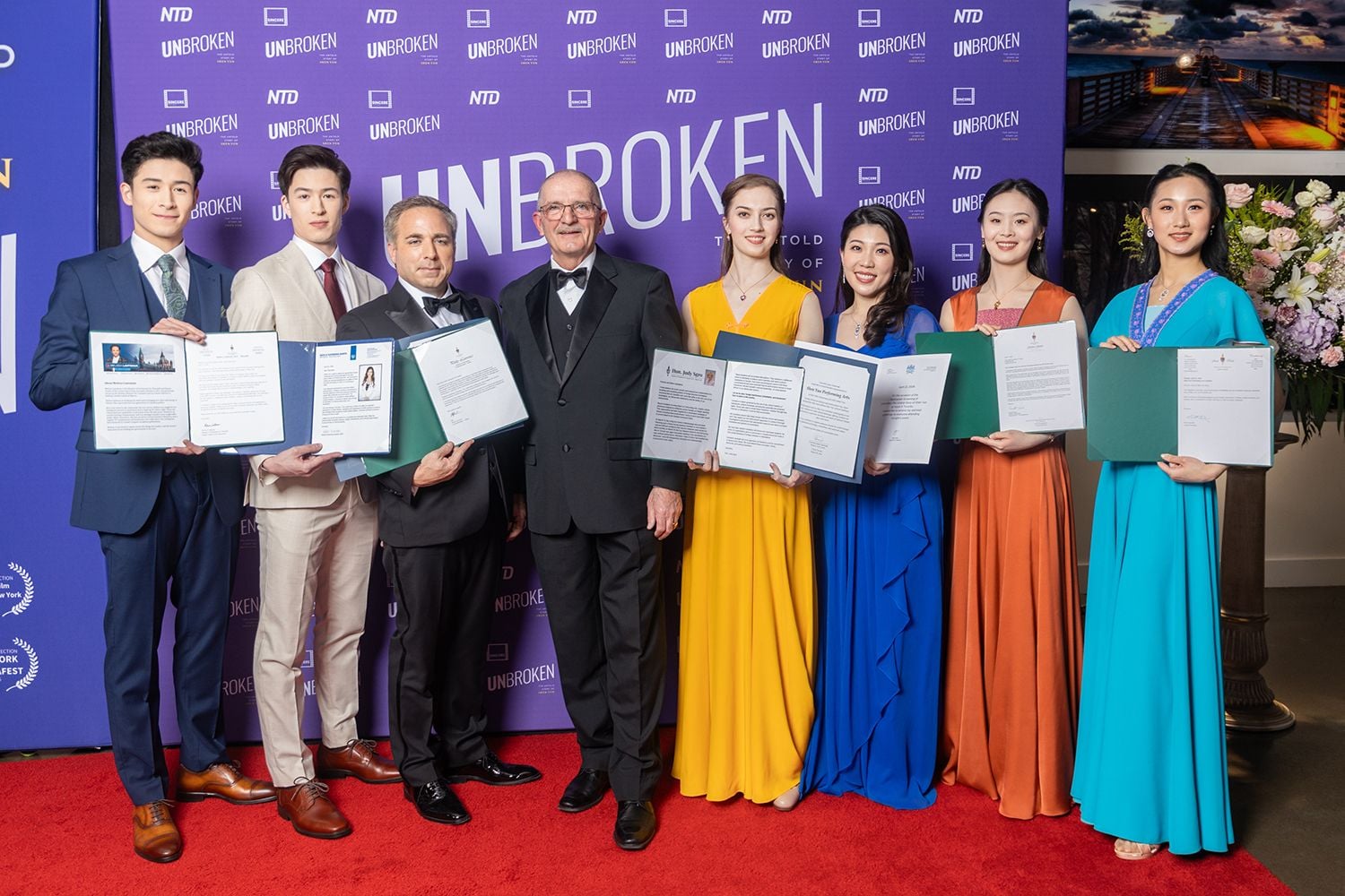 Tối ngày 22/04/2026, bộ phim tài liệu “Unbroken: The Untold Story of Shen Yun” (tạm dịch: “Không khuất phục: Chuyện chưa kể về Shen Yun”) đã tổ chức lễ công chiếu tại Toronto, Canada. Cựu nghị sĩ Quốc hội Wladslaw Lizon (thứ tư từ trái sang) đã đích thân đến tận nơi trao bằng khen cho các nghệ sĩ Shen Yun.