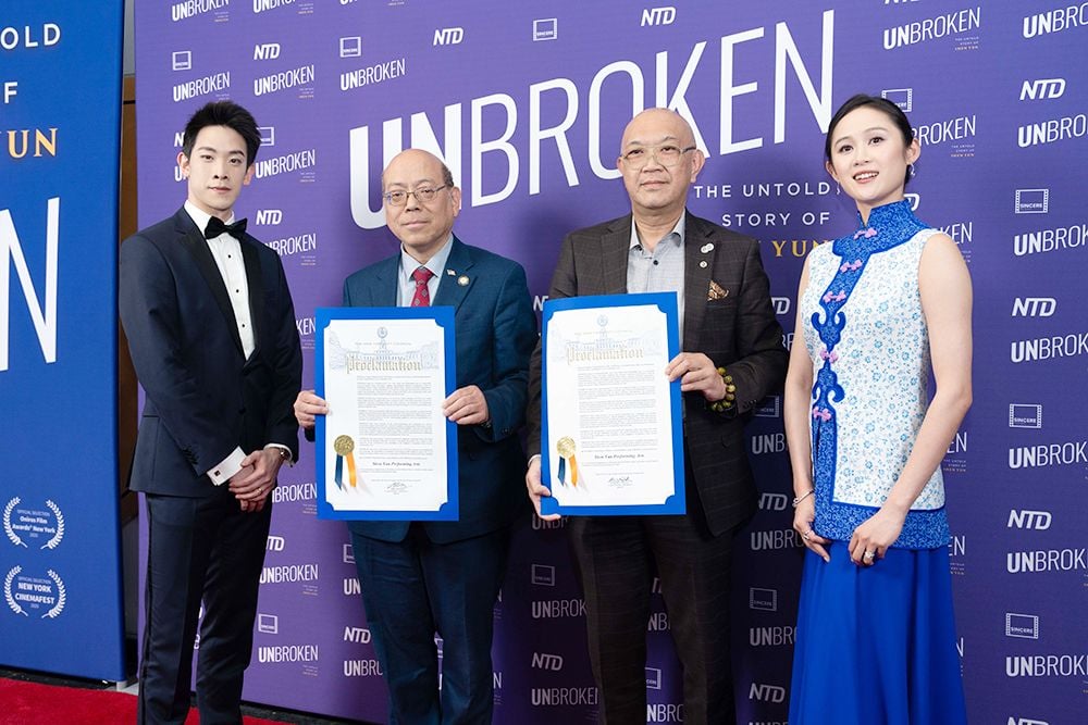 Ngày 24/03/2026, tại buổi công chiếu bộ phim “Unbroken” ở New York, Ủy viên Hội đồng Thành phố New York Hoàng Hữu Hưng (thứ hai từ trái) đã trao tặng chứng thư khen ngợi cho Đoàn Nghệ thuật Biểu diễn Shen Yun.