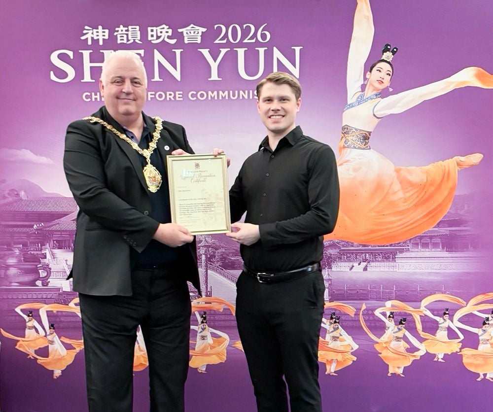 Ngày 18/02/2026, ông Steve Watkins (trái), Thị trưởng Thành phố Stoke-on-Trent, Anh, đã trao tặng chứng thư tuyên dương đặc biệt của Thị trưởng cho Đoàn Nghệ thuật Biểu diễn Shen Yun.